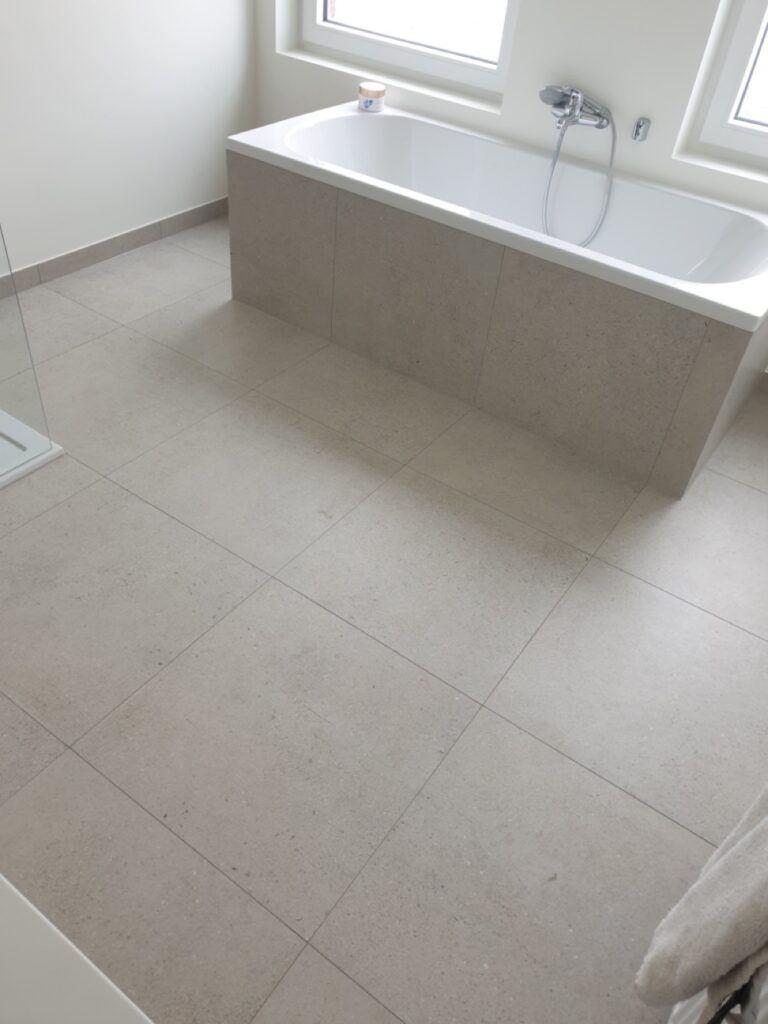 Badkamer met grote tegels